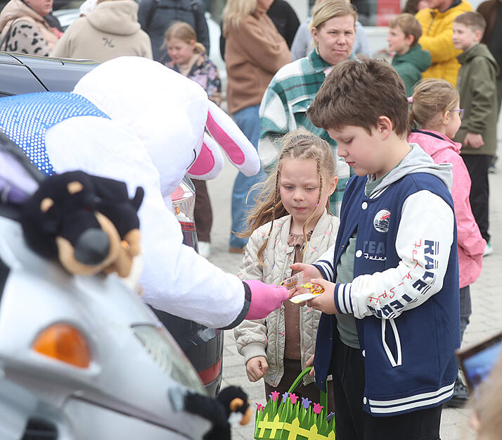An Kinder werden bei der Tour der Osterhasen auf Motorr&auml;dern S&uuml;&szlig;igkeiten verteilt.