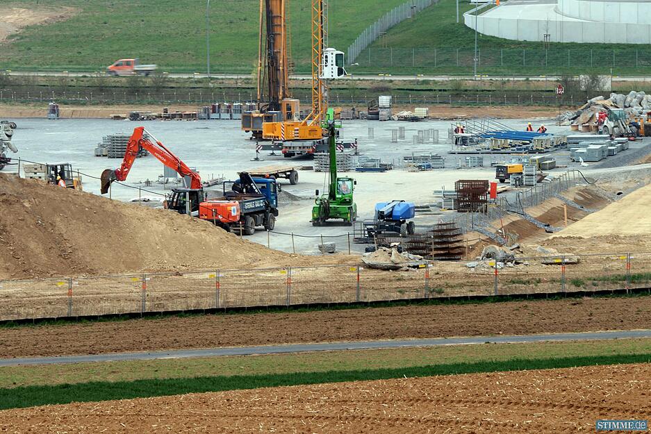 Die Arbeiten auf den B&ouml;llinger H&ouml;fen schreiten voran, hier am 23. April 2013.