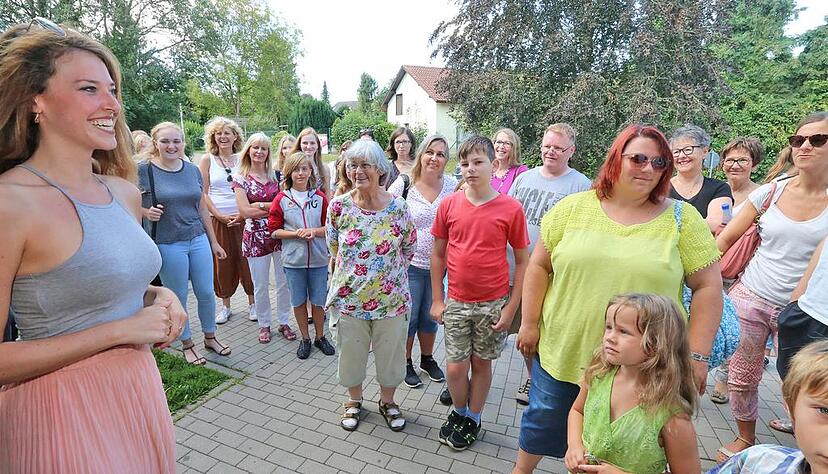 Für die Interessierten hieß es zunächst einmal: Schlange stehen. Foto: Für die Interessierten hieß es zunächst einmal: Schlange stehen. Foto: