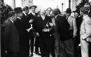 Gustav Stresemann erreichte in seiner Zeit als Reichskanzler (1923) eine relative Stabilisierung der Weimarer Republik, als Au&szlig;enminister wechselnder Kabinette trat er f&uuml;r eine Verst&auml;ndigung mit Gro&szlig;britannien und Frankreich ein. 1926 wurde er mit dem Friedensnobelpreis ausgezeichnet. Ma&szlig;geblich war seine Mitwirkung unter anderem am Pakt von Locarno. Dieser bef&ouml;rderte  die Aufnahme des Deutschen Reiches in den V&ouml;lkerbund 1926 bei. Foto: dpa