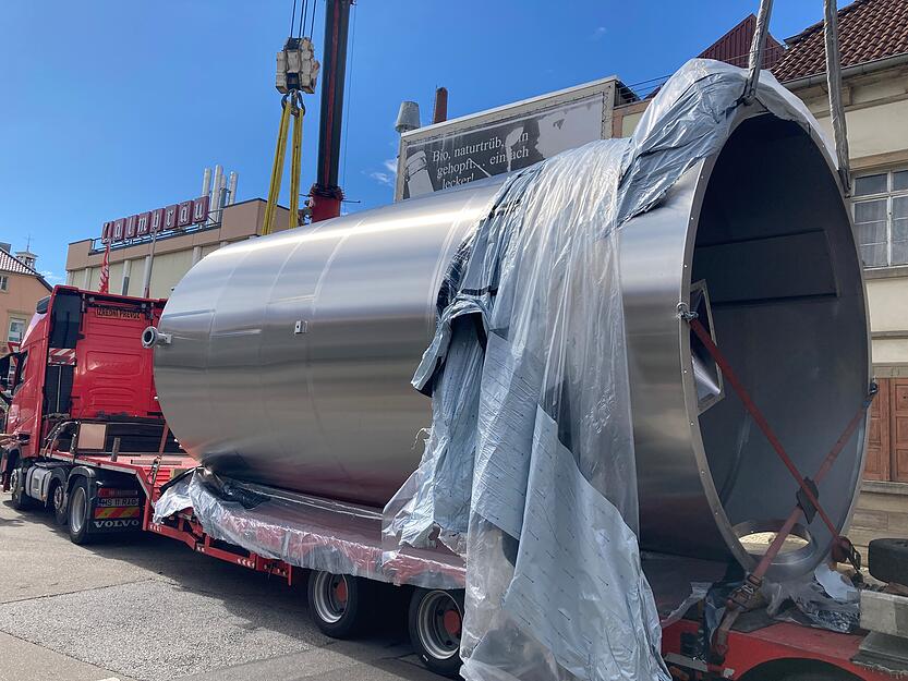 Das Silo für den Treber der Eppinger Palmbräu ist komplett aus Edelstahl gefertigt. Es kam per Tieflader aus Bulgarien.