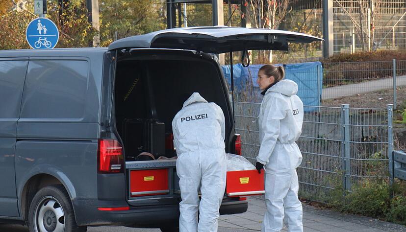 Die Kriminaltechnik untersucht die Leiche eines Mannes, die am Mittwoch am Bahnhof von Wiesloch gefunden wurde. Die Kriminaltechnik untersucht die Leiche eines Mannes, die am Mittwoch am Bahnhof von Wiesloch gefunden wurde.