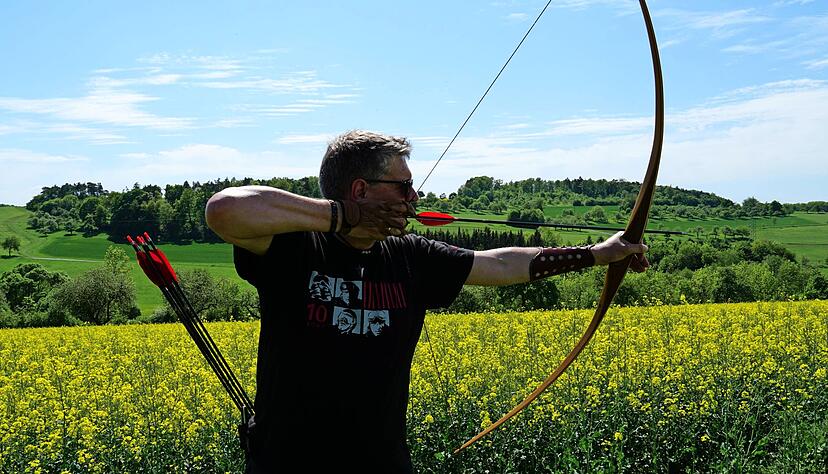 Bei der Pirsch auf die 3D-Tierattrappen lernen die Sch&uuml;tzen die Sch&ouml;nheit der Hohenloher Landschaft kennen, die sich zur Rapsbl&uuml;te in helles Gelb h&uuml;llt.