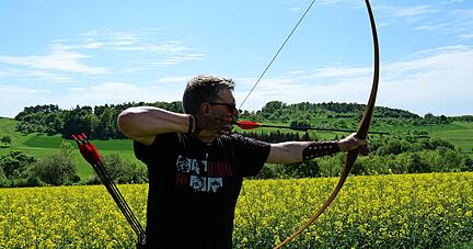 Bei der Pirsch auf die 3D-Tierattrappen lernen die Sch&uuml;tzen die Sch&ouml;nheit der Hohenloher Landschaft kennen, die sich zur Rapsbl&uuml;te in helles Gelb h&uuml;llt.