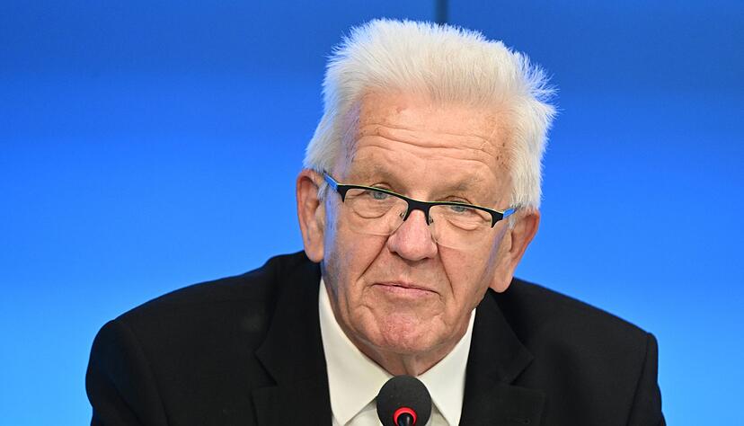 Winfried Kretschmann spricht im Landtag bei einer Regierungs-Pressekonferenz. Winfried Kretschmann spricht im Landtag bei einer Regierungs-Pressekonferenz.
