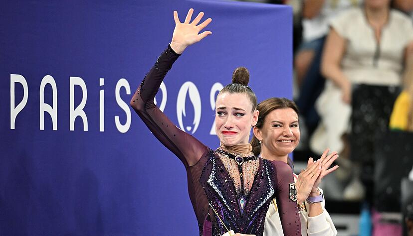 Gerührt über Olympia-Gold: Darja Varfolomeev und Trainerin Yuliya Raskina.