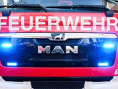 Blaulichter leuchten an einer Einsatzstelle an einem L&ouml;schfahrzeug der Feuerwehr.