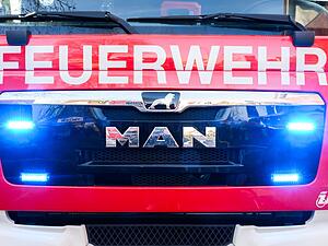 Blaulichter leuchten an einer Einsatzstelle an einem L&ouml;schfahrzeug der Feuerwehr.