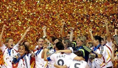 Die deutschen Spielerinnen feiern ihren WM-Triumph.