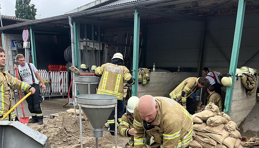 Ausreichend Helfer, Sand und Säcke − all das war am Wochenende glücklicherweise vorhanden. Laut Feuerwehr wurden über 20 000 Sandsäcke verteilt.
Foto: privat
