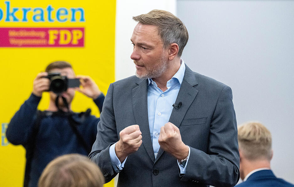 Die Angreiferin wurde von Sicherheitsleuten zu Boden gebracht.