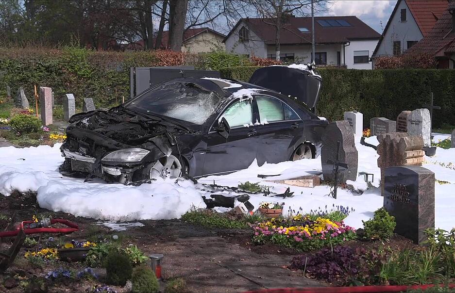Der Mercedes überschlug sich in der Folge, fing Feuer und blieb brennend im Friedhofsgelände stehen. Der Mercedes überschlug sich in der Folge, fing Feuer und blieb brennend im Friedhofsgelände stehen.