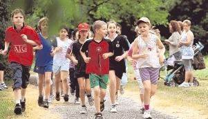 Sportlicher Einsatz f&uuml;r einen guten Zweck. Vom Erst- bis zum Viertkl&auml;ssler zogen sich alle die Turnschuhe an, um Runden um den See zu laufen.Foto: Ralf Seidel