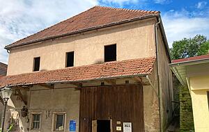 Die ehemalige Synagoge Neidenstein befindet sich in einer Achse mit der dortigen katholischen und der evangelischen Kirche. Seit den 30er Jahren wurde sie landwirtschaftlich genutzt. Jetzt soll sie eine lebendige Gedenkstätte werden. 
Fotos: Plapp-Schirmer Die ehemalige Synagoge Neidenstein befindet sich in einer Achse mit der dortigen katholischen und der evangelischen Kirche. Seit den 30er Jahren wurde sie landwirtschaftlich genutzt. Jetzt soll sie eine lebendige Gedenkstätte werden. 
Fotos: Plapp-Schirmer