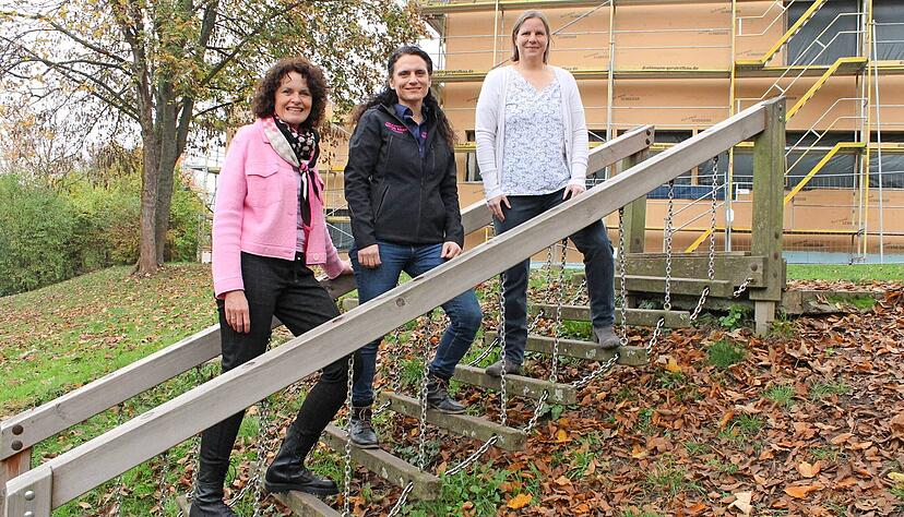 Sie freuen sich auf einen naturnahen Schulhof für die Grundschule Zaberfeld (von links): Bürgermeisterin Diana Danner, Fachplanerin Meike Paasch und Schulleiterin Elisabeth Schäfer. Foto: Friedhelm Römer Sie freuen sich auf einen naturnahen Schulhof für die Grundschule Zaberfeld (von links): Bürgermeisterin Diana Danner, Fachplanerin Meike Paasch und Schulleiterin Elisabeth Schäfer. Foto: Friedhelm Römer