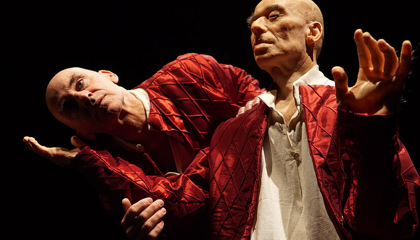 Wer ist das Original? Wer die Fälschung? „Replik_A“ ist ein Stück mit einem Tänzer (Ludger Lamers) und einem ihm nachgebildeten Roboter.