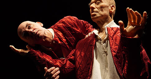 Wer ist das Original? Wer die F&auml;lschung? &bdquo;Replik_A&ldquo; ist ein St&uuml;ck mit einem T&auml;nzer (Ludger Lamers) und einem ihm nachgebildeten Roboter.