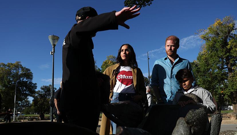 Meghan pr&auml;sentierte sich in l&auml;ssiger Kleidung - und einem T-Shirt mit der Aufschrift &laquo;Mama&raquo;.