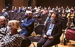 Erstmals gab es in der Harmonie eine Bürgerversammlung für Bewohner der Kernstadt. Rund 80 Bürger kamen, weitere 236 verfolgten das Geschehen per Live-Stream daheim im Internet. Es war der neunte und letzte Abend in der Reihe. Foto: Nico Kurth Erstmals gab es in der Harmonie eine Bürgerversammlung für Bewohner der Kernstadt. Rund 80 Bürger kamen, weitere 236 verfolgten das Geschehen per Live-Stream daheim im Internet. Es war der neunte und letzte Abend in der Reihe. Foto: Nico Kurth