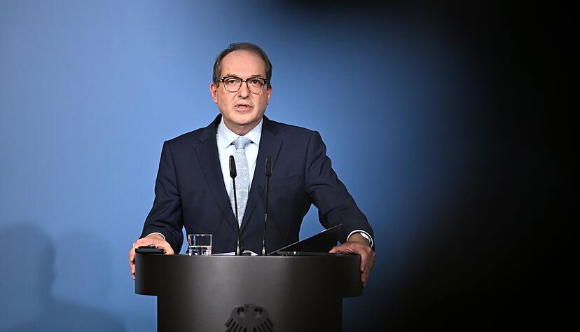 Bundesinnenminister Alexander Dobrindt (CSU) hält nichts von einem AfD-Verbotsverfahren, lässt die Partei aber weiterhin durch den Inlandsgeheimdienst beobachten. Bundesinnenminister Alexander Dobrindt (CSU) hält nichts von einem AfD-Verbotsverfahren, lässt die Partei aber weiterhin durch den Inlandsgeheimdienst beobachten.