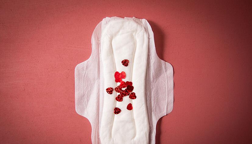 Von der Menopause spricht man, sobald ein Jahr ohne Regelblutung vergangen ist.