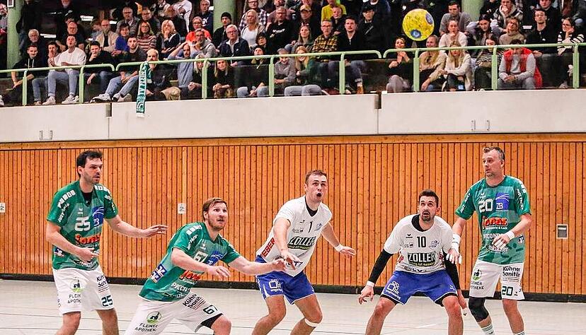 (Fast) alle Blicke auf den Ball: Marco Schilpp, Sven Kroll, Jonas May, Giuseppe Galluccio und Kai Herrmann (v. li.) beim Fleiner 42:31-Erfolg im Hinspiel. (Fast) alle Blicke auf den Ball: Marco Schilpp, Sven Kroll, Jonas May, Giuseppe Galluccio und Kai Herrmann (v. li.) beim Fleiner 42:31-Erfolg im Hinspiel.