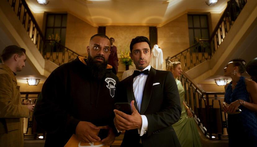 Riz Ahmed (r) will als Shah Latif der n&auml;chste James Bond werden. Guz Khan (l) spielt seinen Cousin Zulfi, der einen Taxiservice gr&uuml;nden will.