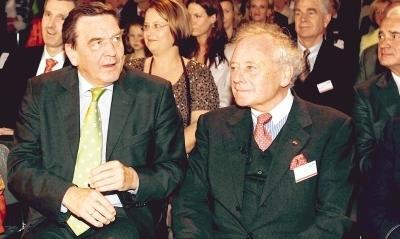 An Reinhold Würths 70. Geburtstag war die Welt in Künzelsau noch in Ordnung. Zum großen Fest kam 2005 auch der damalige Bundeskanzler Schröder.Foto: Archiv/Veigel