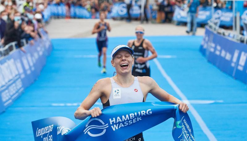 Triathletin Laura Lindemann siegte in Hamburg.
