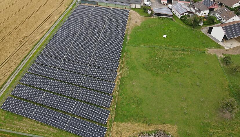 Unter den Solarmodulen sind die H&uuml;hner der Familie M&ouml;hler vor Fressfeinden wie dem Habicht gesch&uuml;tzt. Ein Zaun um die Anlage sch&uuml;tzt zus&auml;tzlich vor dem Fuchs.