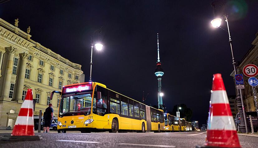 Tausende Menschen in Berlin-Mitte haben am sp&auml;ten Abend ihre Wohnungen wegen eines Kriegsmunitions-Funds in der Spree verlassen m&uuml;ssen.