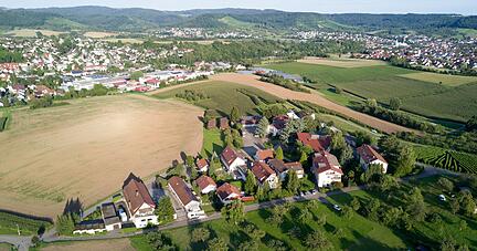 Die Verwaltung l&auml;sst pr&uuml;fen, ob ein Gro&szlig;teil der ben&ouml;tigten Klassenr&auml;ume in leer stehenden Geb&auml;uden im Gewann Raumaier eingerichtet werden kann.
Foto: Archiv/Barth