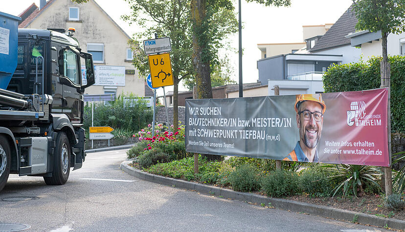Dreimal auf den &uuml;blichen Kan&auml;len ausgeschrieben und immer noch kein Erfolg: Deshalb sucht Talheim jetzt mit Bannern, wie hier am Doppelkreisel am Landturm,, nach einem Bautechniker.