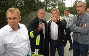 Regierungspräsident Johannes Schmalzl (von links), Landrat Detlef Piepenburg, Umweltminister Franz Untersteller und der Landtagsabgeordnete Bernhard Lasotta (rechts) besuchen die Einsatzkräfte in Jagsthausen. Foto: