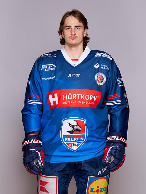 #21 Philipp Kuschel, Verteidiger

Ein Rechtsschütze, der in der vergangenen Saison bei den Crocodiles Hamburg seine beste Offensivsaison hatte und in 45 Spielen sieben Tore erzielte und 18 vorbereitete. Ausgebildet in Weißwasser und bei den Eisbären Juniors Berlin glauben die Verantwortlichen, dass er bei den Falken den nächsten Schritt macht.