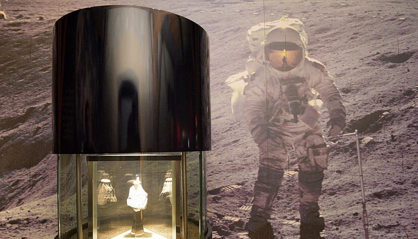 Ein Stück Mondgestein im Rieskratermuseum: Das durch einen Meteoriteneinschlag entstandene Nördlinger Ries weist ähnliche Gesteinsstrukturen auf, wie sie auf dem Mond zu finden sind. Deswegen schickte die NASA ihre Astronauten zur Vorbereitung der Mondlademissionen nach Nordschwaben. Ein Stück Mondgestein im Rieskratermuseum: Das durch einen Meteoriteneinschlag entstandene Nördlinger Ries weist ähnliche Gesteinsstrukturen auf, wie sie auf dem Mond zu finden sind. Deswegen schickte die NASA ihre Astronauten zur Vorbereitung der Mondlademissionen nach Nordschwaben.