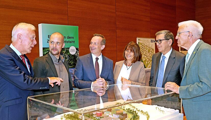 Eingerahmt von viel Prominenz verkündete Aleph-Alpha-Gründer Jonas Andrulis (zweiter von links) am 28. August in Heilbronn die Partnerschaft mt dem Ipai.
Foto: Ralf Seidel Eingerahmt von viel Prominenz verkündete Aleph-Alpha-Gründer Jonas Andrulis (zweiter von links) am 28. August in Heilbronn die Partnerschaft mt dem Ipai.
Foto: Ralf Seidel