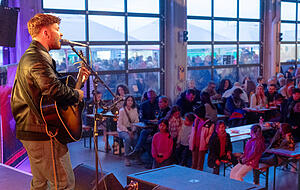 Großer Zuspruch: Leingarten zeigt sich in Feierlaune. Am Freitagabend gemeinsam mit dem Singer-Songwriter Julian Pförtner. Großer Zuspruch: Leingarten zeigt sich in Feierlaune. Am Freitagabend gemeinsam mit dem Singer-Songwriter Julian Pförtner.