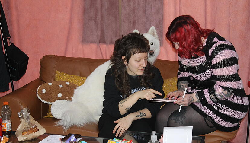 In den R&auml;umlichkeiten in denen t&auml;towiert wird ist er verboten: Ferarreses wei&szlig;er Samojede Shen .