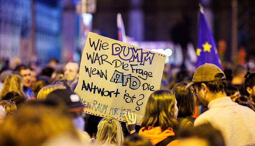 Auf einer Kundgebung protestieren Menschen gegen den Rechtsruck in Bayern.
