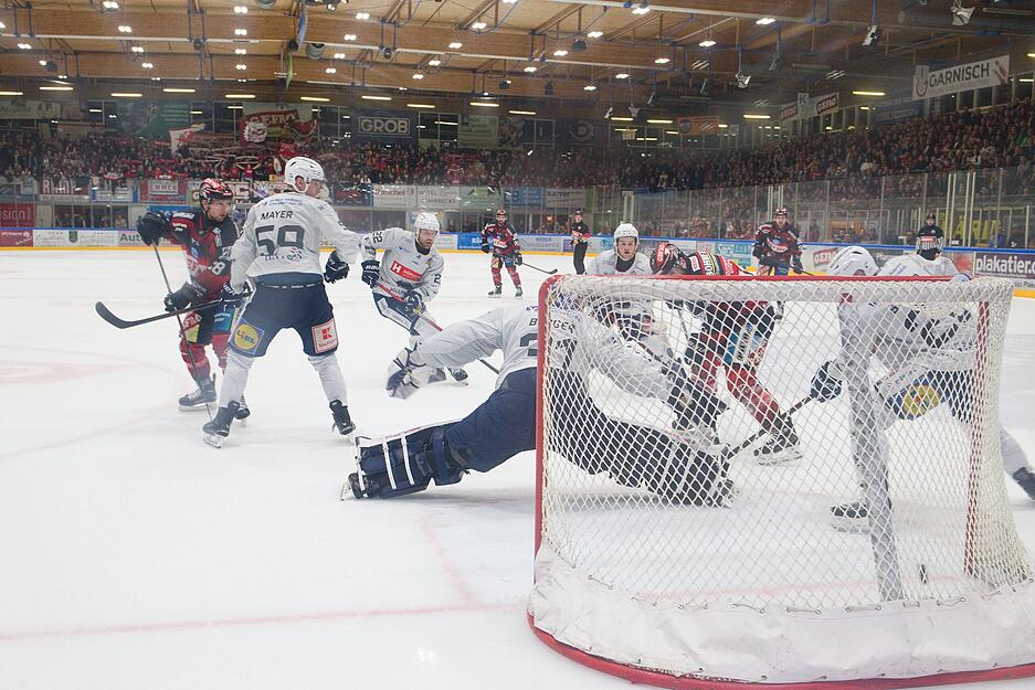 Spiel fünf zwischen den Heilbronner Falken und den Memmingen Indians findet am Sonntag in Heilbronn statt. Spiel fünf zwischen den Heilbronner Falken und den Memmingen Indians findet am Sonntag in Heilbronn statt.