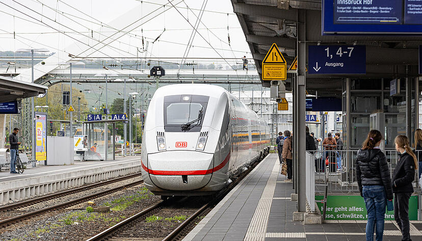 Der ICE ist zur&uuml;ck in Heilbronn. Die geplante Abfahrt 12.06 Uhr Richtung Innsbruck hat sich am ersten Tag um 18 Minuten versp&auml;tet.