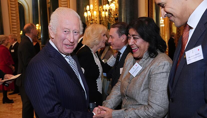 Gurinder Chadha mit König Charles III. im November 2024 bei einem Empfang. Gurinder Chadha mit König Charles III. im November 2024 bei einem Empfang.