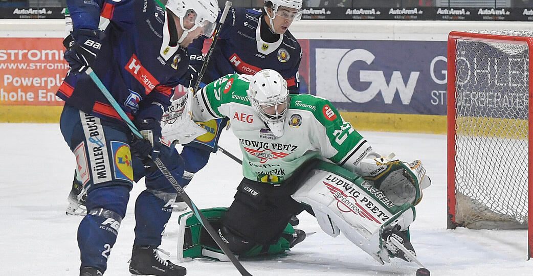 Beim ersten Aufeinandertreffen mit den Höchstadt Alligators taten sich die Heilbronner Falken um Thore Weyrauch (links) schwer. Dennoch gelang den Unterländern ein 3:1-Arbeitssieg.