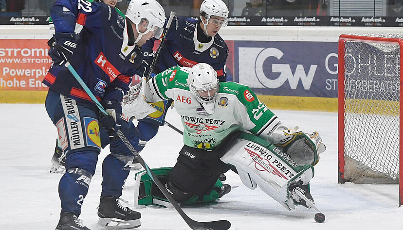 Beim ersten Aufeinandertreffen mit den Höchstadt Alligators taten sich die Heilbronner Falken um Thore Weyrauch (links) schwer. Dennoch gelang den Unterländern ein 3:1-Arbeitssieg. Beim ersten Aufeinandertreffen mit den Höchstadt Alligators taten sich die Heilbronner Falken um Thore Weyrauch (links) schwer. Dennoch gelang den Unterländern ein 3:1-Arbeitssieg.