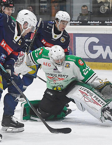 Beim ersten Aufeinandertreffen mit den Höchstadt Alligators taten sich die Heilbronner Falken um Thore Weyrauch (links) schwer. Dennoch gelang den Unterländern ein 3:1-Arbeitssieg.