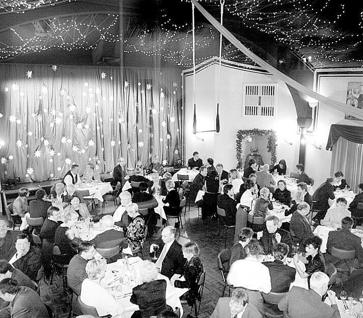 Volles Haus im Theatersaal zur großen Silvesterfeier im Jahr 2000. Volles Haus im Theatersaal zur großen Silvesterfeier im Jahr 2000.