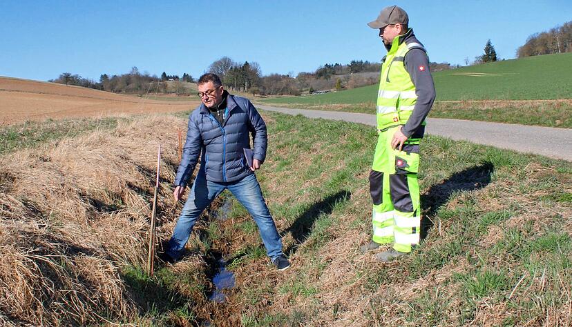 Begrünung: Der Kirchardter Gemeinderat Joachim Hartmann (links) und der Bauhofleiter der Gemeinde, Jochen Pfitzenmayer, inspizieren die frisch gesteckten Weiden im Ittlinger Graben.
Foto: Jörg Kühl