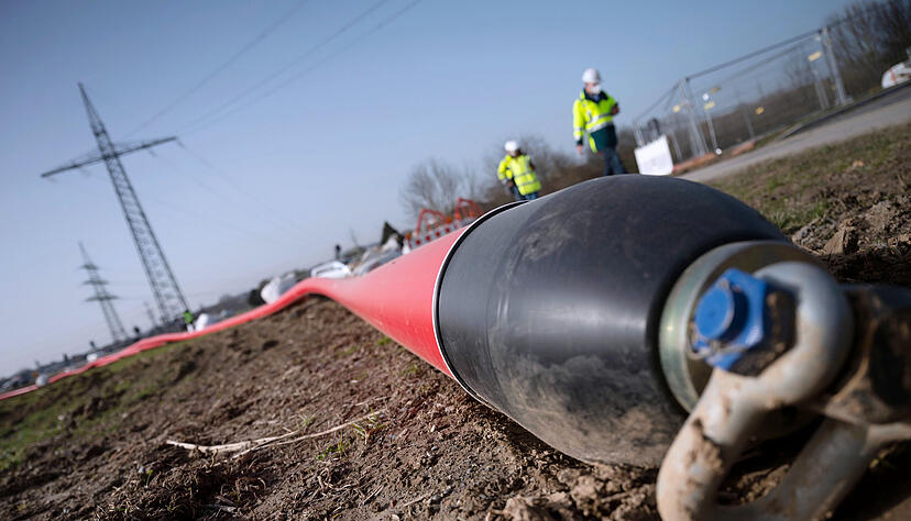 Ein Leerrohr der geplanten Stromautobahn Suedlink liegt in der N&auml;he des Umspannwerks Gro&szlig;gartach auf einer Wiese. Als n&auml;chstes folgt der Spatenstich f&uuml;r die Verlegung der Leitungen durch die Salzbergwerkstollen von Heilbronn und Bad Friedrichshall.