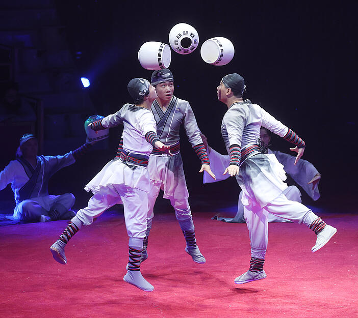 In diesem Jahr stehen unter anderem eine Vasenjonglage der 18-köpfigen chinesischen Hebei Acrobatic Troupe auf dem Programm. In diesem Jahr stehen unter anderem eine Vasenjonglage der 18-köpfigen chinesischen Hebei Acrobatic Troupe auf dem Programm.